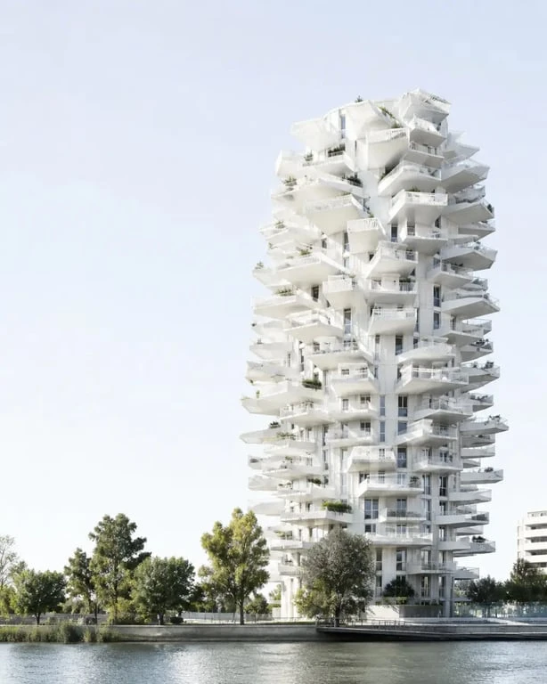 Immeuble arbre montpellier : vue extérieure de l’Arbre blanc à Montpellier sur les rives du Lez