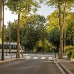 Quartier Estanove Montpellier : tram et verdure près du parc Montcalm