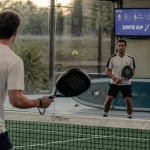 paddle montpellier : deux joueurs de padel sur court vitré près de Montpellier