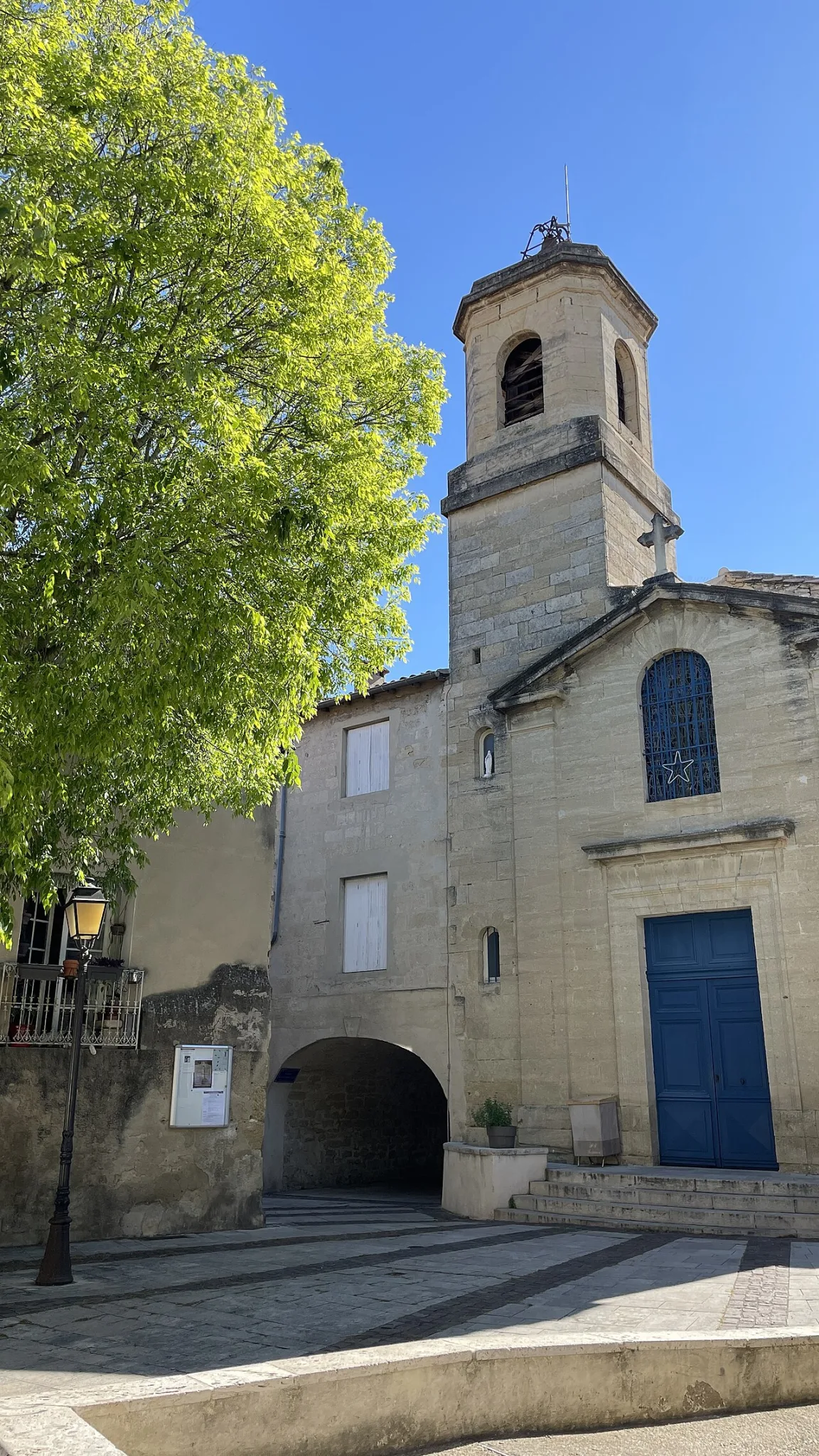 L’église Saint-Jean-Baptiste à Saint-Jean-de-Védas. Vue de la commune où se trouve Amphitrite, distincte de la piscine.