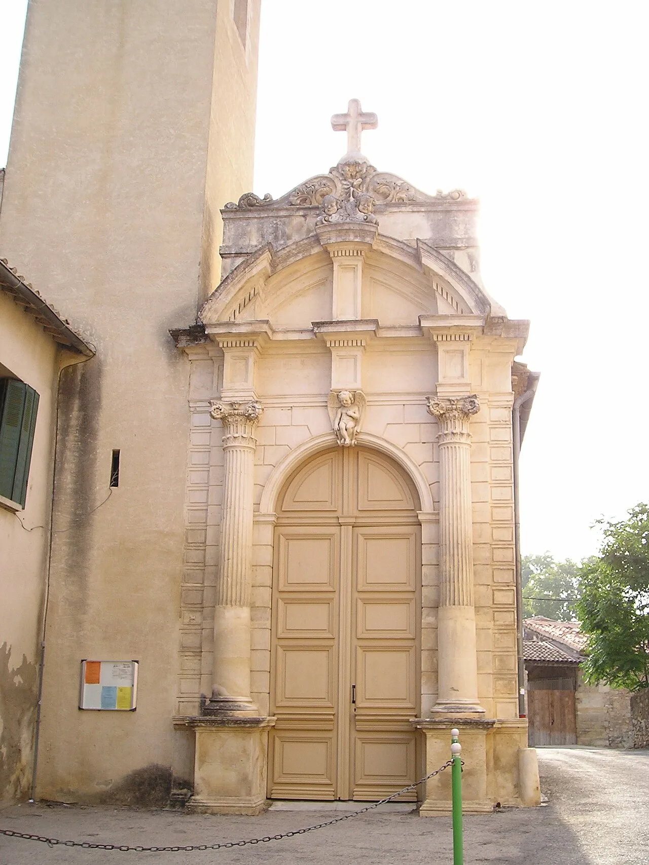 La porte de l’église Saint-Brice, à Saint-Brès dans l’Hérault. Vue de la commune, distincte de la piscine Héraclès.