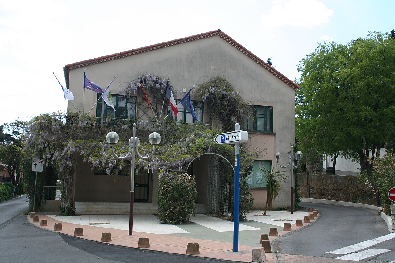 La mairie de Cournonsec photographiée en 2012