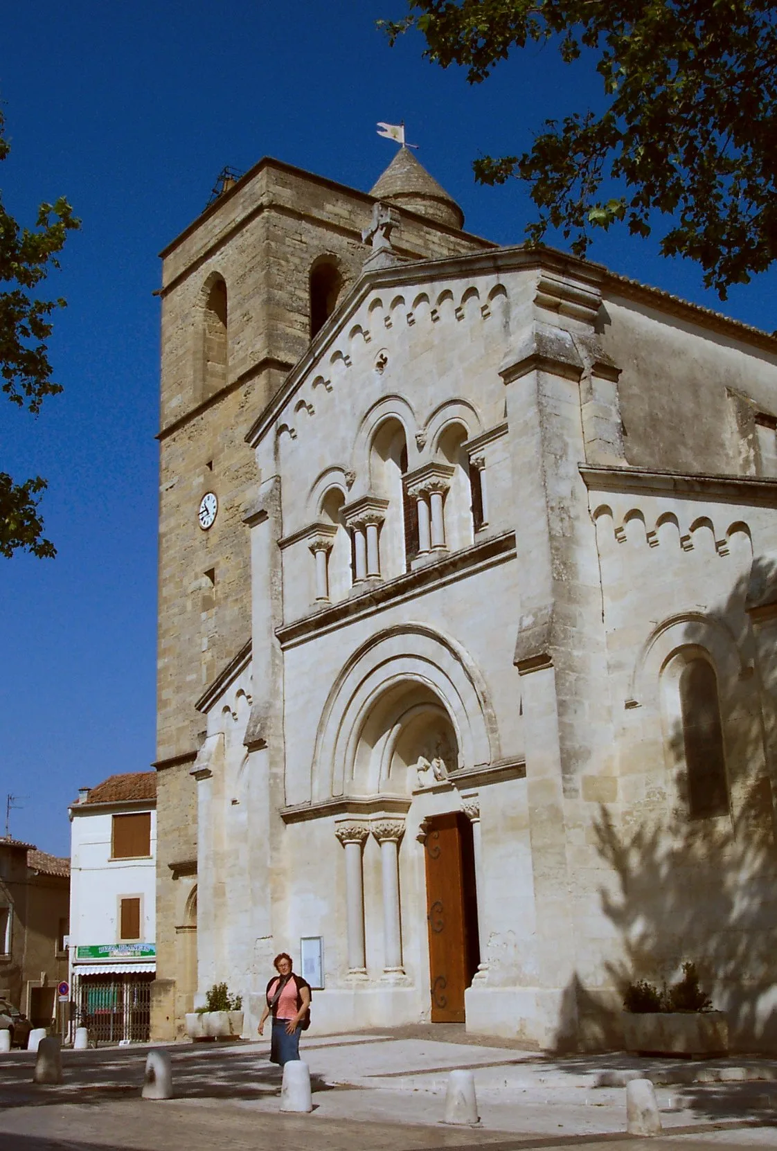 L’église Saint-Jacques de Fabrègues photographiée en 2009. Vue de la commune, distincte de l’hôtel de ville