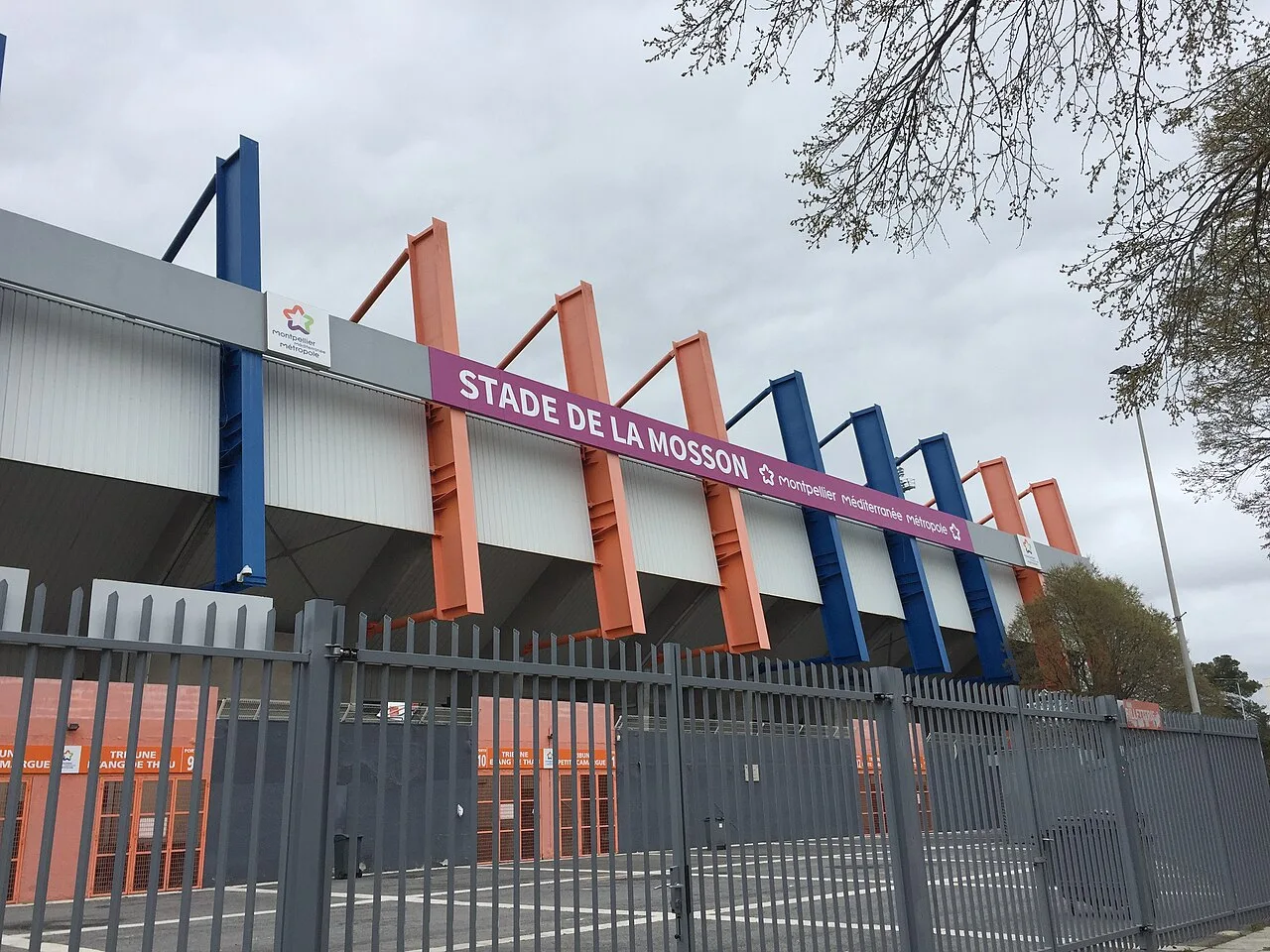 Le stade de la Mosson à Montpellier. Repère du secteur Mosson, pas une vue du centre aquatique Neptune.