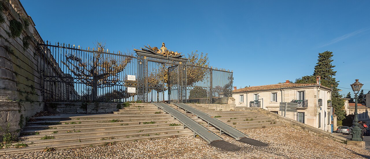 L’entrée nord-est du Peyrou à Montpellier. Repère du secteur de la piscine Pitot, pas une vue du bassin.